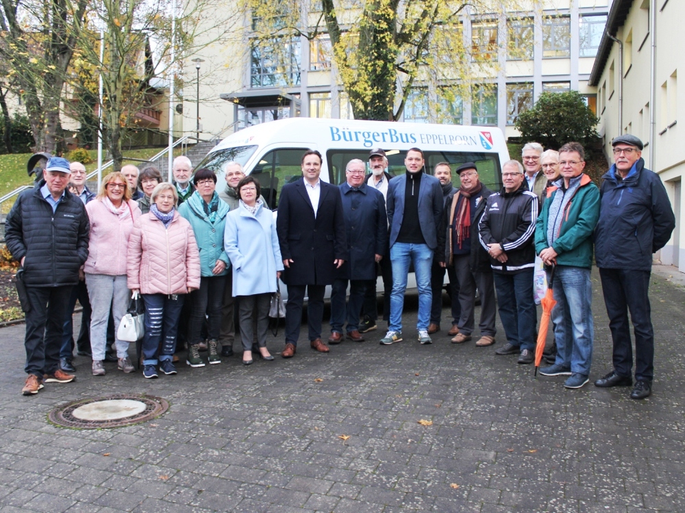 Das neue ehrenamtliche Bürgerbusteam nimmt zusammen mit Bürgermeister Dr. Andreas Feld (Bildmitte) den neuen Bürgerbus in Betrieb. Bild: Dr. Holger Jansen/Agentur Landmobil